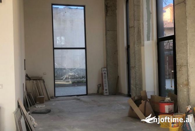 Jepet ambjent biznesi me qera tek Pazari i Ri/ 1200 euro