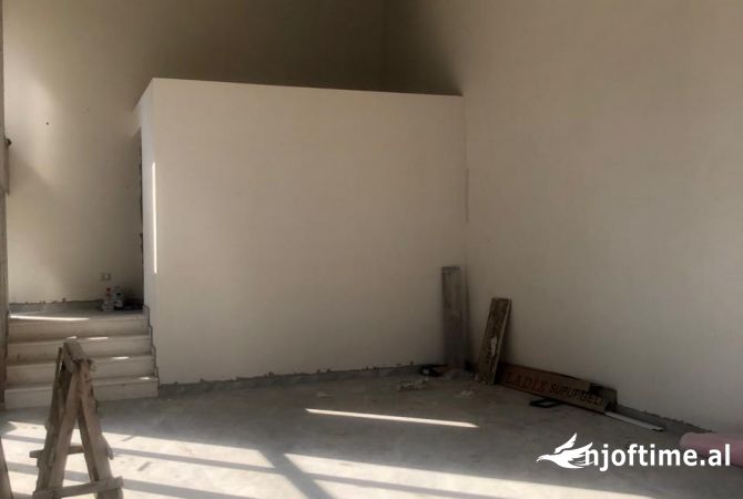 Jepet ambjent biznesi me qera tek Pazari i Ri/ 1200 euro