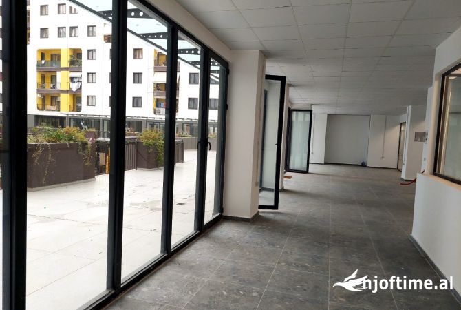 Ambiente Commerciale in Affitto 1+1 a Tirana - 1,300 Euro