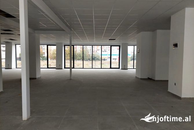 Ambiente Commerciale in Affitto 1+1 a Tirana - 4,400 Euro