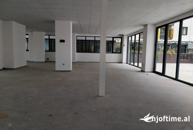 Ambiente Commerciale in Affitto 1+1 a Tirana - 4,400 Euro