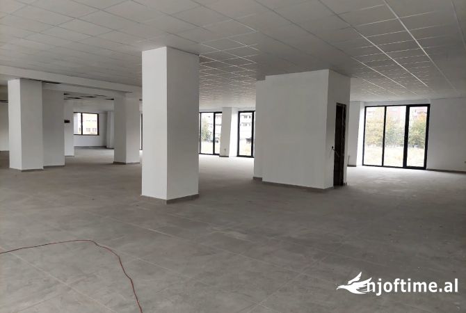 Ambiente Commerciale in Affitto 1+1 a Tirana - 4,400 Euro