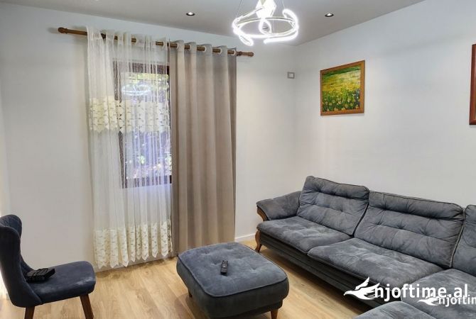 Jepet me qera shtepi private 1+1 tek Tregu Elektrik/ 600 euro