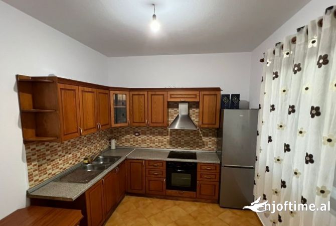 Shtepi me qera Apartament ne Tirane, 2+1, Mobilimi E mobiluar, Pagesa 450  Euro.