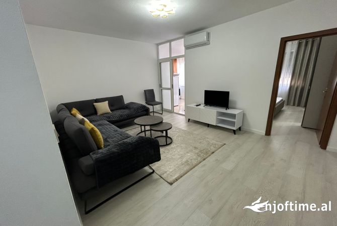 Jepet me qera super apartament 1+1 tek Komuna e Parisit/ 63,000 ALL