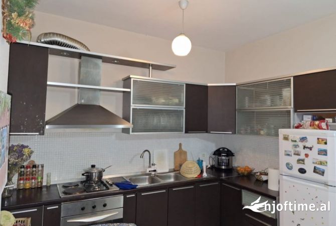Shtepi ne shitje Apartament ne Tirane, 1+1, Mobilimi E mobiluar, Pagesa 121,550  Euro.