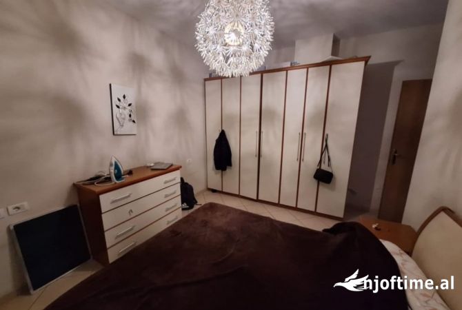 Shtepi ne shitje Apartament ne Tirane, 1+1, Mobilimi E mobiluar, Pagesa 121,550  Euro.
