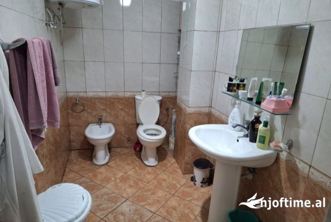 Shtepi ne shitje Apartament ne Tirane, 1+1, Mobilimi E mobiluar, Pagesa 121,550  Euro.