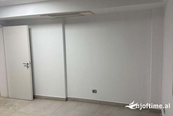 Jepet me qera ambient biznesi ne Laprake/ 1,500 Euro
