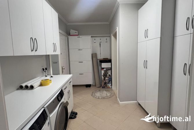 Shitet apartament 2+1 ne Qender, prane qendres se Krishter/ 295,000 euro