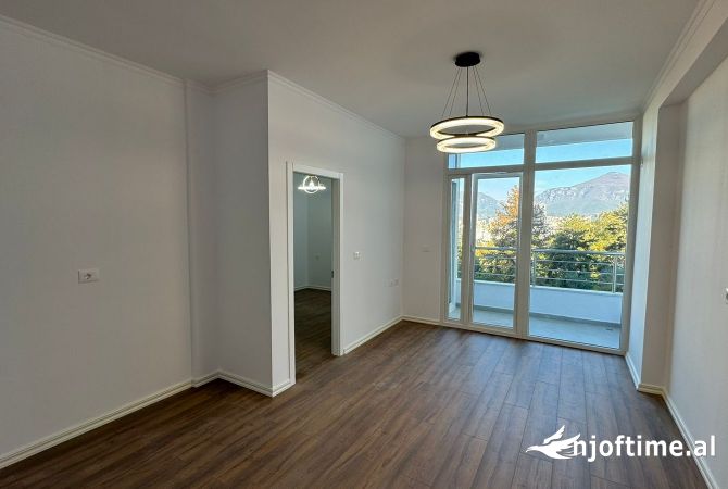Shitet apartament 1+1 tek Kopshti Botanik, prane Bar Enzo