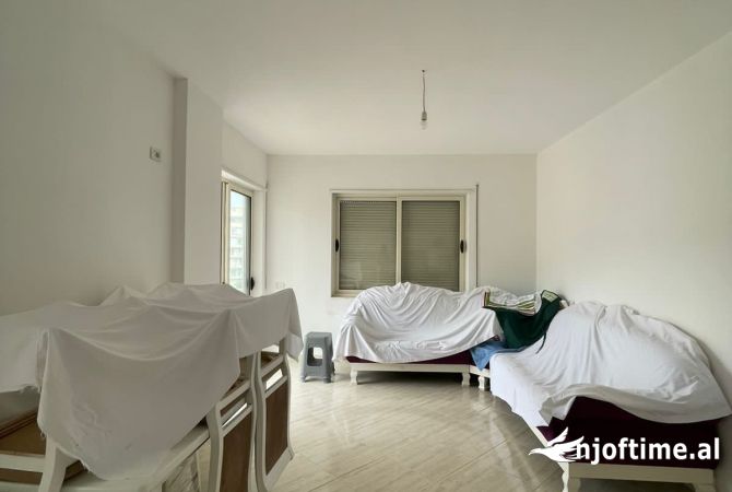 Shtepi ne shitje Apartament ne Tirane, 2+1, Mobilimi Pjeserisht e mobiluar, Pagesa 103,000  Euro.