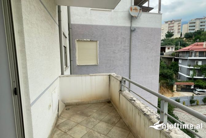 Shtepi ne shitje Apartament ne Tirane, 2+1, Mobilimi Pjeserisht e mobiluar, Pagesa 103,000  Euro.