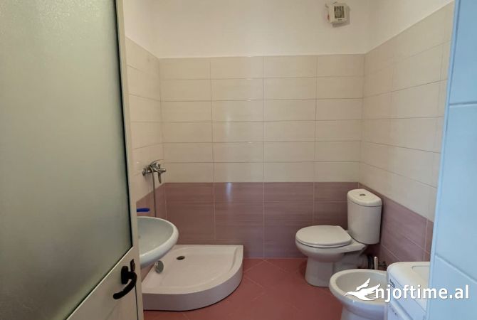 Shtepi ne shitje Apartament ne Tirane, 2+1, Mobilimi Pjeserisht e mobiluar, Pagesa 103,000  Euro.