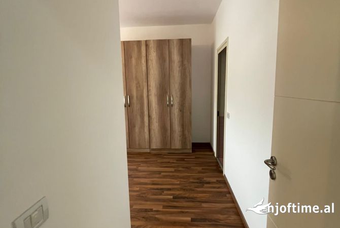 Shtepi ne shitje Apartament ne Tirane, 2+1, Mobilimi Pjeserisht e mobiluar, Pagesa 103,000  Euro.