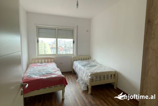 Shtepi ne shitje Apartament ne Tirane, 2+1, Mobilimi Pjeserisht e mobiluar, Pagesa 103,000  Euro.