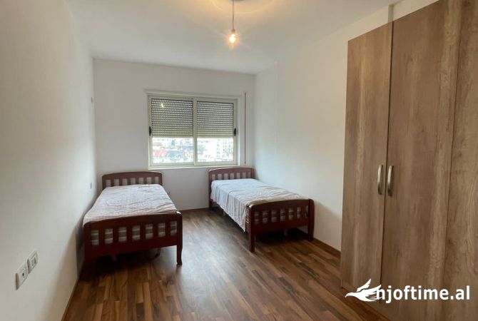 Shtepi ne shitje Apartament ne Tirane, 2+1, Mobilimi Pjeserisht e mobiluar, Pagesa 103,000  Euro.