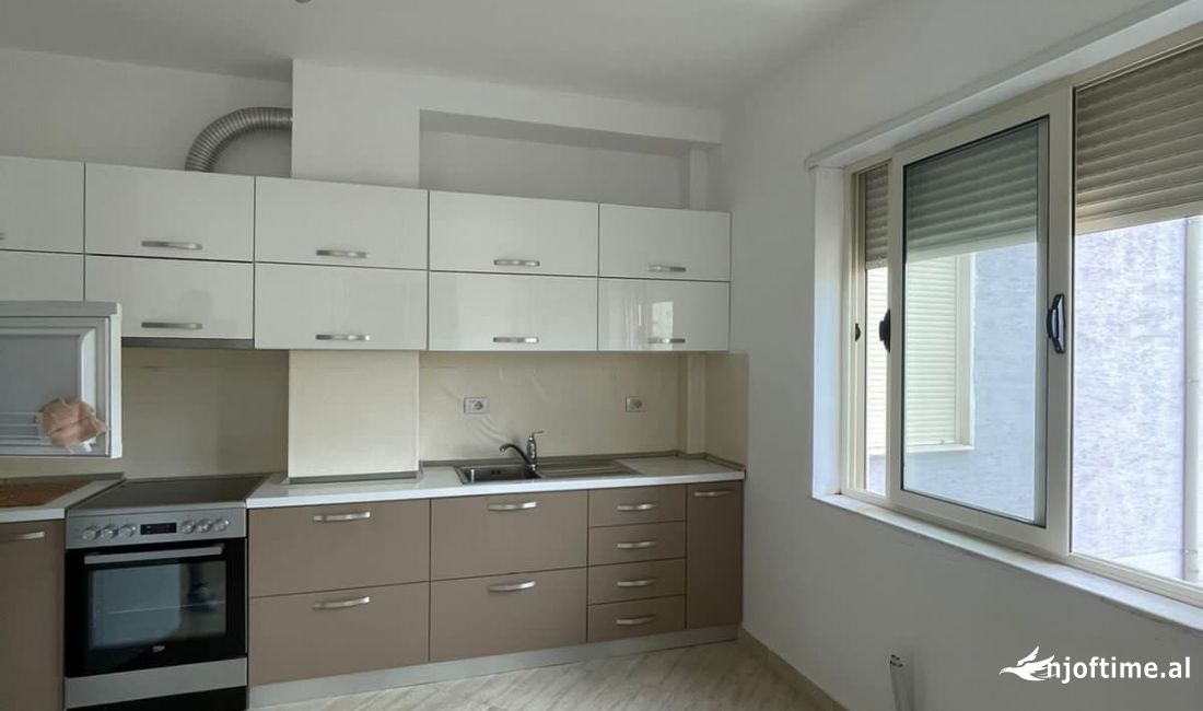 Shtepi ne shitje Apartament ne Tirane, 2+1, Mobilimi Pjeserisht e mobiluar, Pagesa 103,000  Euro.