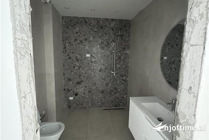 Ambiente Commerciale in Affitto 3+1 a Tirana - 1,200 Euro