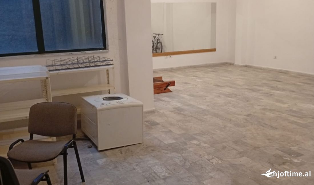 Jepet ambient biznesi me qera Rruga Kavajes/ 1000 euro