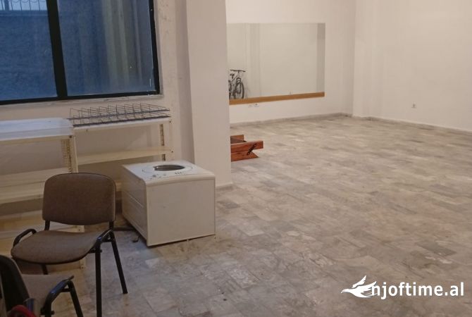 Jepet ambient biznesi me qera Rruga Kavajes/ 1000 euro