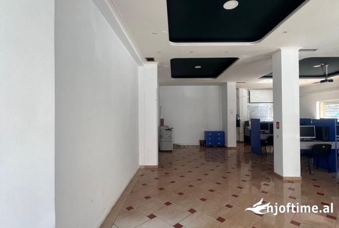 Ambiente Commerciale in Affitto 3+1 a Tirana - 800 Euro