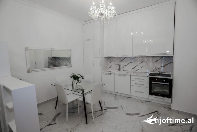 Shtepi me qera Apartament ne Tirane, 1+1, Mobilimi E mobiluar, Pagesa 800  Euro.
