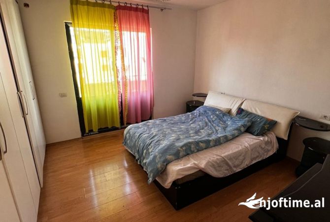 Shtepi ne shitje Apartament ne Tirane, 2+1, Mobilimi E mobiluar, Pagesa 156,600  Euro.