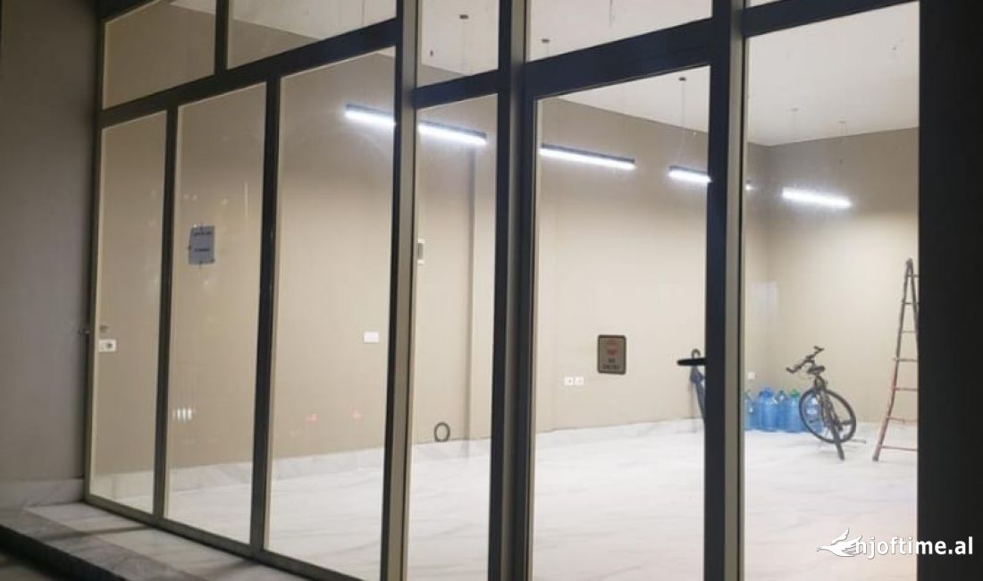 Jepet dyqan me qera tek Rruga Mine Peza, kafe Flora/ 1000 euro