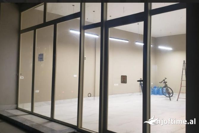 Jepet dyqan me qera tek Rruga Mine Peza, kafe Flora/ 1000 euro