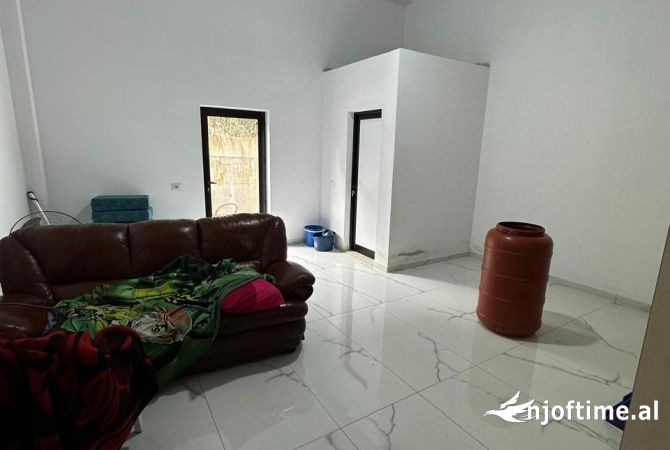 Ambiente Commerciale in Affitto 1+1 a Tirana - 50,000 Leke