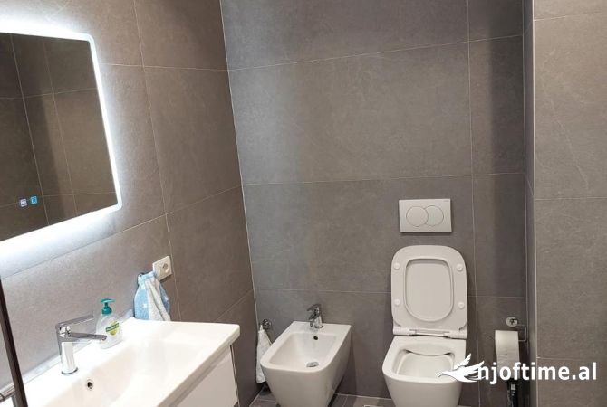 Appartamento in affitto a Tirana 2+1, SemiArredato