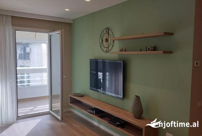 Appartamento in affitto a Tirana 2+1, SemiArredato
