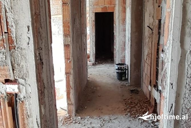 Shtepi ne shitje Apartament ne Tirane, 2+1, Mobilimi Bosh, pa mobiluar, Pagesa 165,000  Euro.