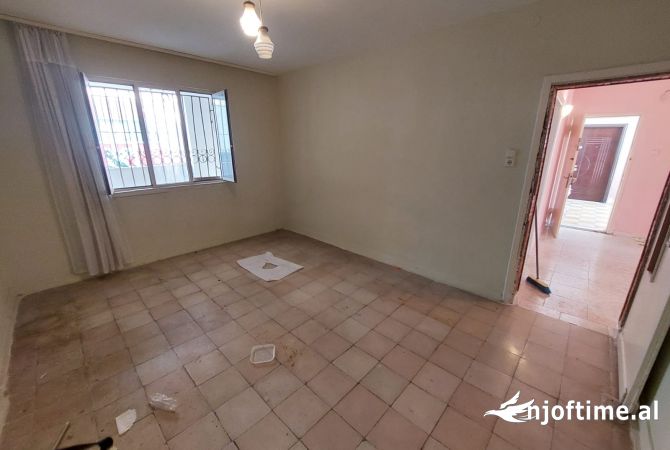 Shitet apartment 2+1 ne Ali Dem, prane Azilit te Pleqve/ 120,000 Euro