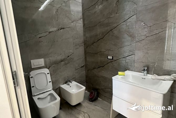 Shtepi me qera Apartament ne Tirane, 2+1, Mobilimi E mobiluar, Pagesa 1,300  Euro.
