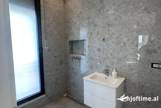Shtepi me qera Apartament ne Tirane, 2+1, Mobilimi E mobiluar, Pagesa 1,300  Euro.