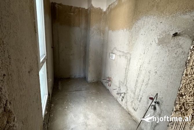 Shtepi ne shitje Apartament ne Tirane, 2+1, Mobilimi Bosh, pa mobiluar, Pagesa 114,000  Euro.