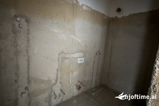 Shtepi ne shitje Apartament ne Tirane, 2+1, Mobilimi Bosh, pa mobiluar, Pagesa 114,000  Euro.