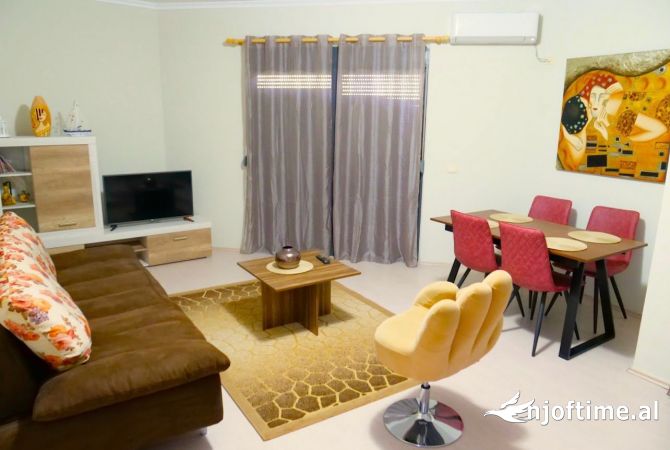 Ambient biznesi me qera 5+1 ne Sarande - 2,000,000 Leke