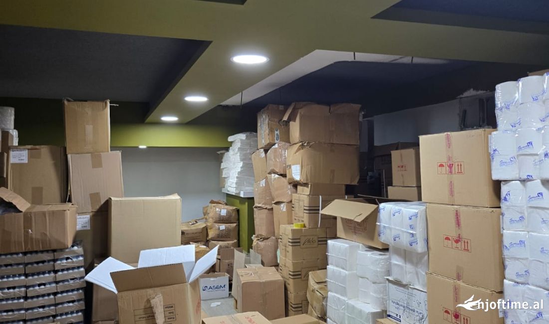 Jepet me qira ambjent per biznes ose perdorim te ndryshem ne Bllok/ 400 euro
