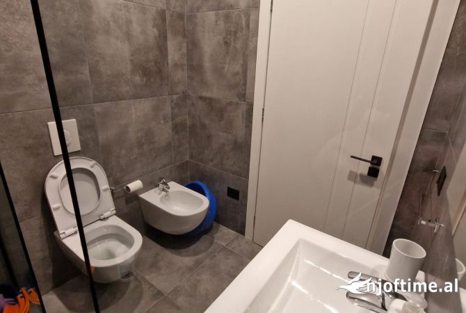 Shtepi ne shitje Apartament ne Tirane, 2+1, Mobilimi E mobiluar, Pagesa 130,000  Euro.