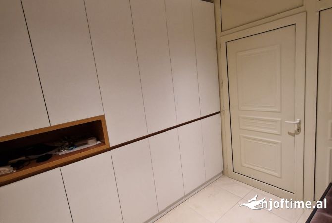 Shtepi ne shitje Apartament ne Tirane, 2+1, Mobilimi E mobiluar, Pagesa 130,000  Euro.