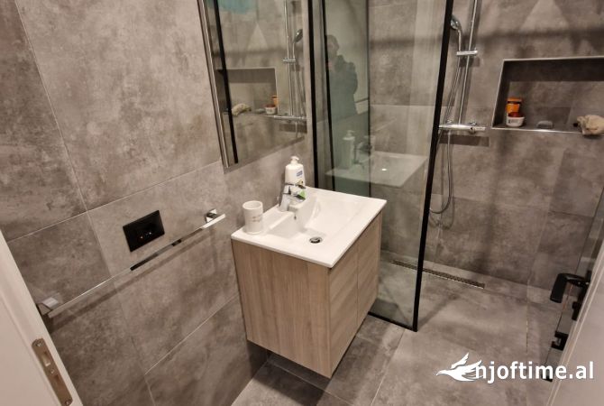 Shtepi ne shitje Apartament ne Tirane, 2+1, Mobilimi E mobiluar, Pagesa 130,000  Euro.