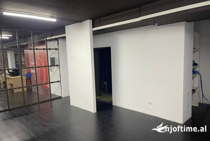 Ambiente Commerciale in Affitto 1+1 a Tirana - 4,500 Euro