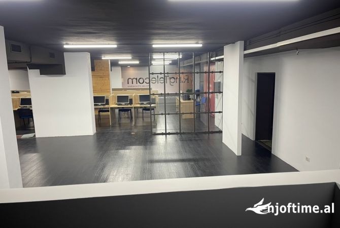 Ambiente Commerciale in Affitto 1+1 a Tirana - 4,500 Euro