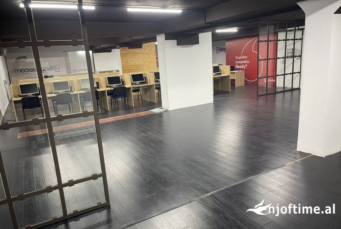 Ambiente Commerciale in Affitto 1+1 a Tirana - 4,500 Euro
