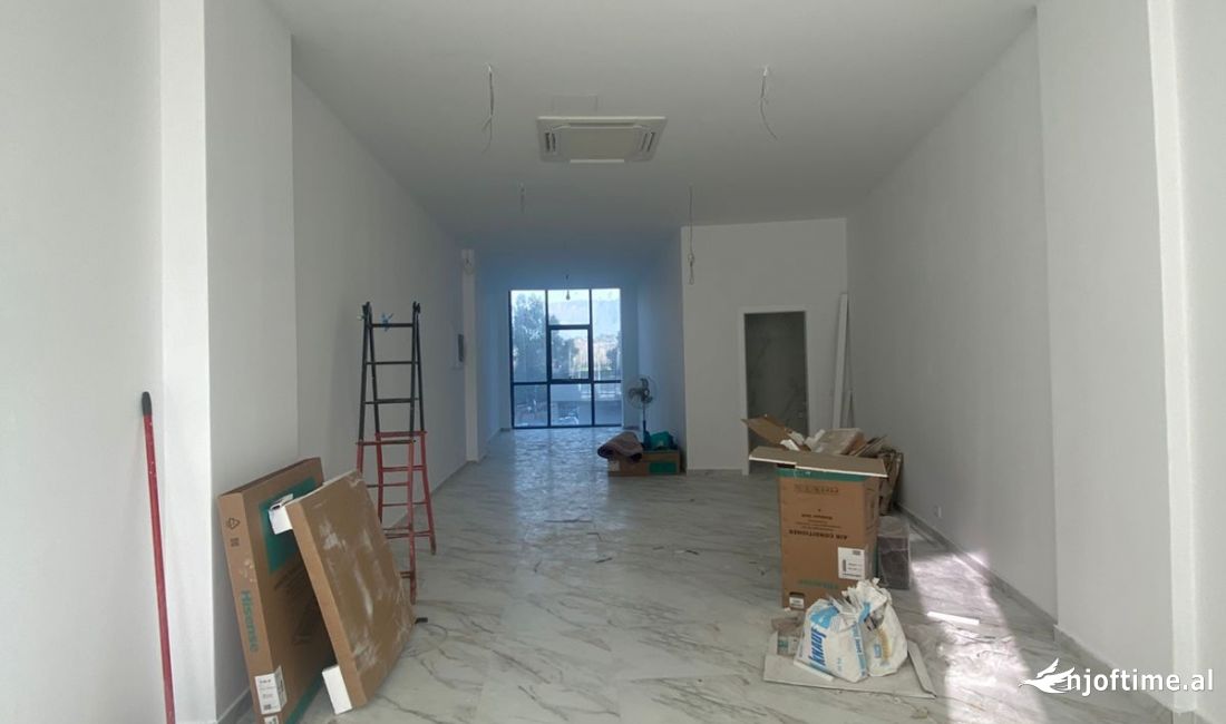 Jepet me qera dyqan tek Lake View/ 1600 euro