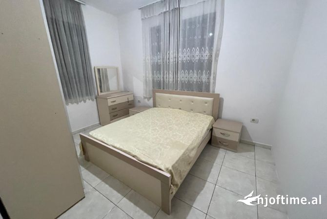 Shtepi me qera Apartament ne Tirane, 2+1, Mobilimi Pjeserisht e mobiluar, Pagesa 350  Euro.
