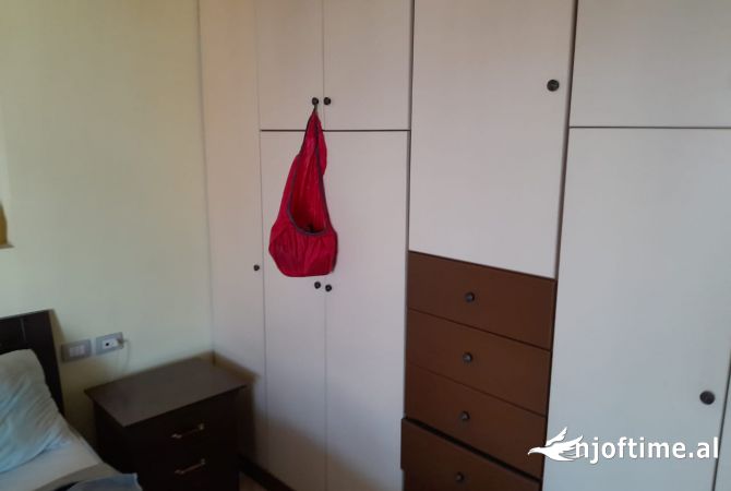 Shtepi ne shitje Apartament ne Tirane, 3+1, Mobilimi E mobiluar, Pagesa 300,000  Euro.